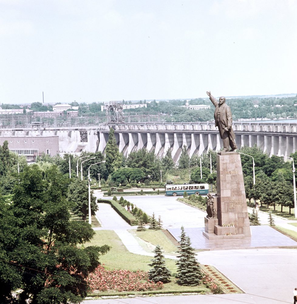 Памятник В.И. Ленину у Днепропетровской гидроэлектростанции имени В.И. Ленина