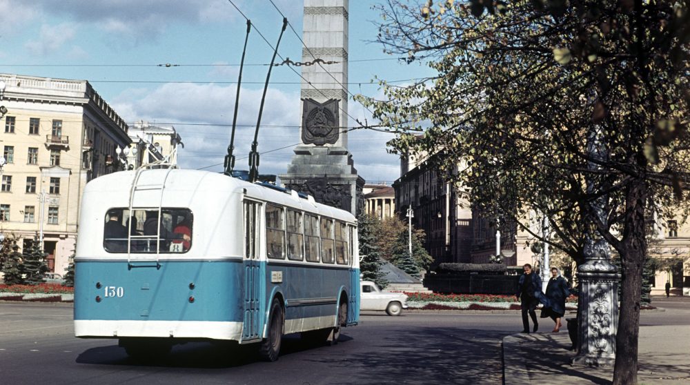 Троллейбус на площади Победы в Минске