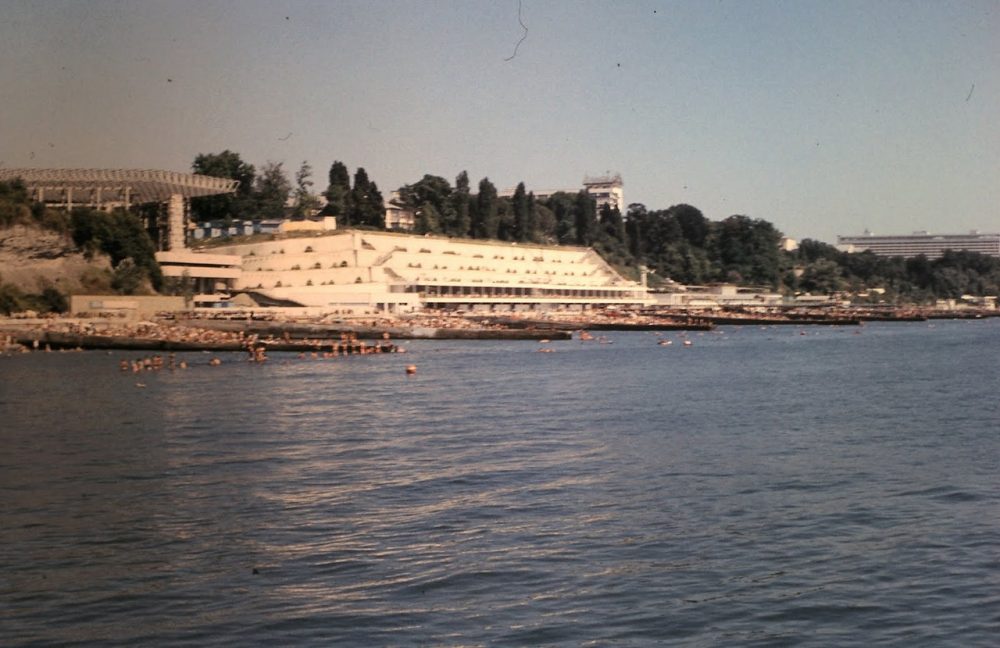 Вид порта с гостиницами «Ленинградская» и «Жемчужина»