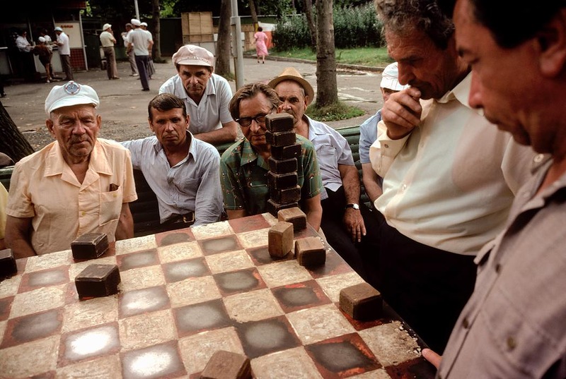 На приморском бульваре в Сочи народ играет в шахматы и шашки