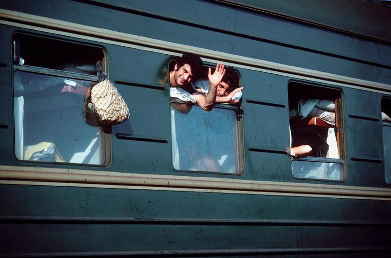 Отдыхающие в поезде на Сочинском вокзале